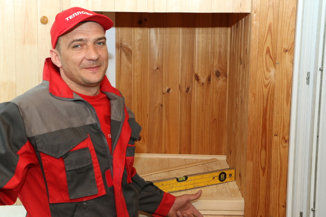 Обшивка балкона деревом