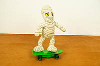 Інтерактивна іграшка Мумія на скейтборді