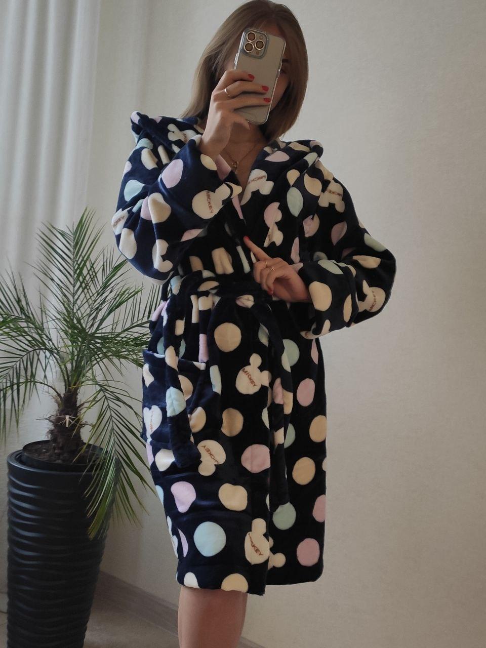 Жіночий домашній теплий затишний короткий плюшевий халат з капюшоном в універсальному розмірі 42-46, фото 1