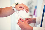 "Білі фрезії" весільний браслет із полімерної глини. Браслет для нареченої або Свідниці, фото 3