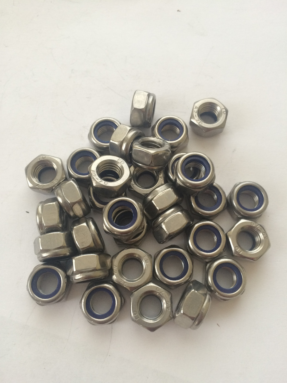 Заказать Гайка Самоконтрящаяся С Нейлоновым Кольцом DIN 985 Аналог.