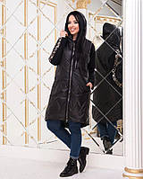 Жіноча стильна стьобана довга жилетка-безрукавка з капюшоном і кишенями (р.50-62). Арт-1450/25