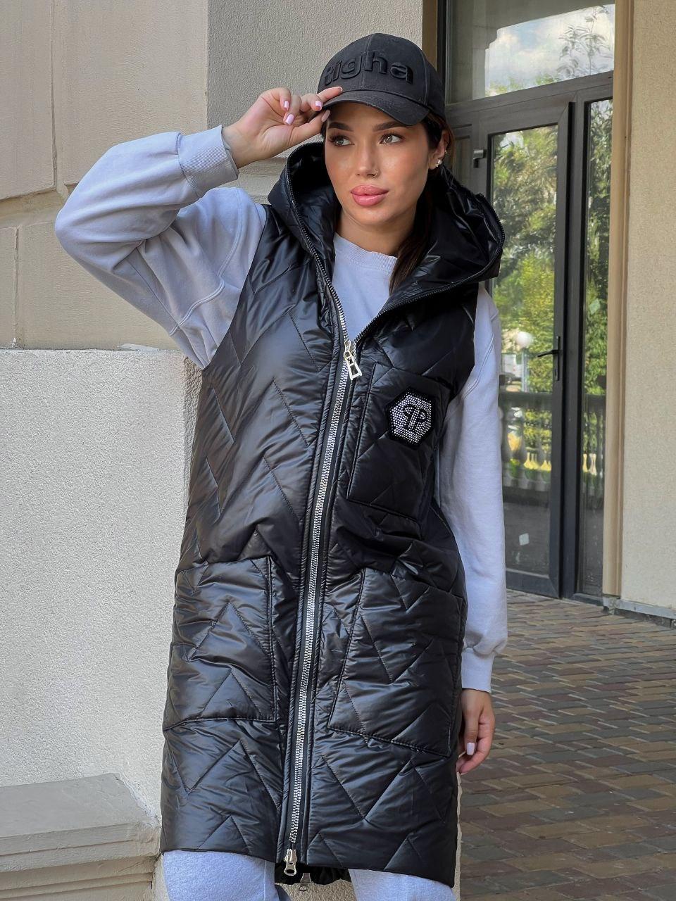Жіноча стильна стьобана довга жилетка-безрукавка з капюшоном і кишенями (р.42-48). Арт-1458/25, фото 1