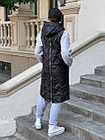 Жіноча стильна стьобана довга жилетка-безрукавка з капюшоном і кишенями (р.42-48). Арт-1458/25, фото 2