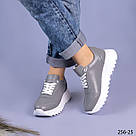 Жіночі кросівки сірого кольору на білій підошві, фото 3