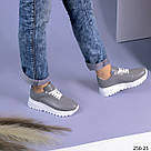 Жіночі кросівки сірого кольору на білій підошві, фото 6