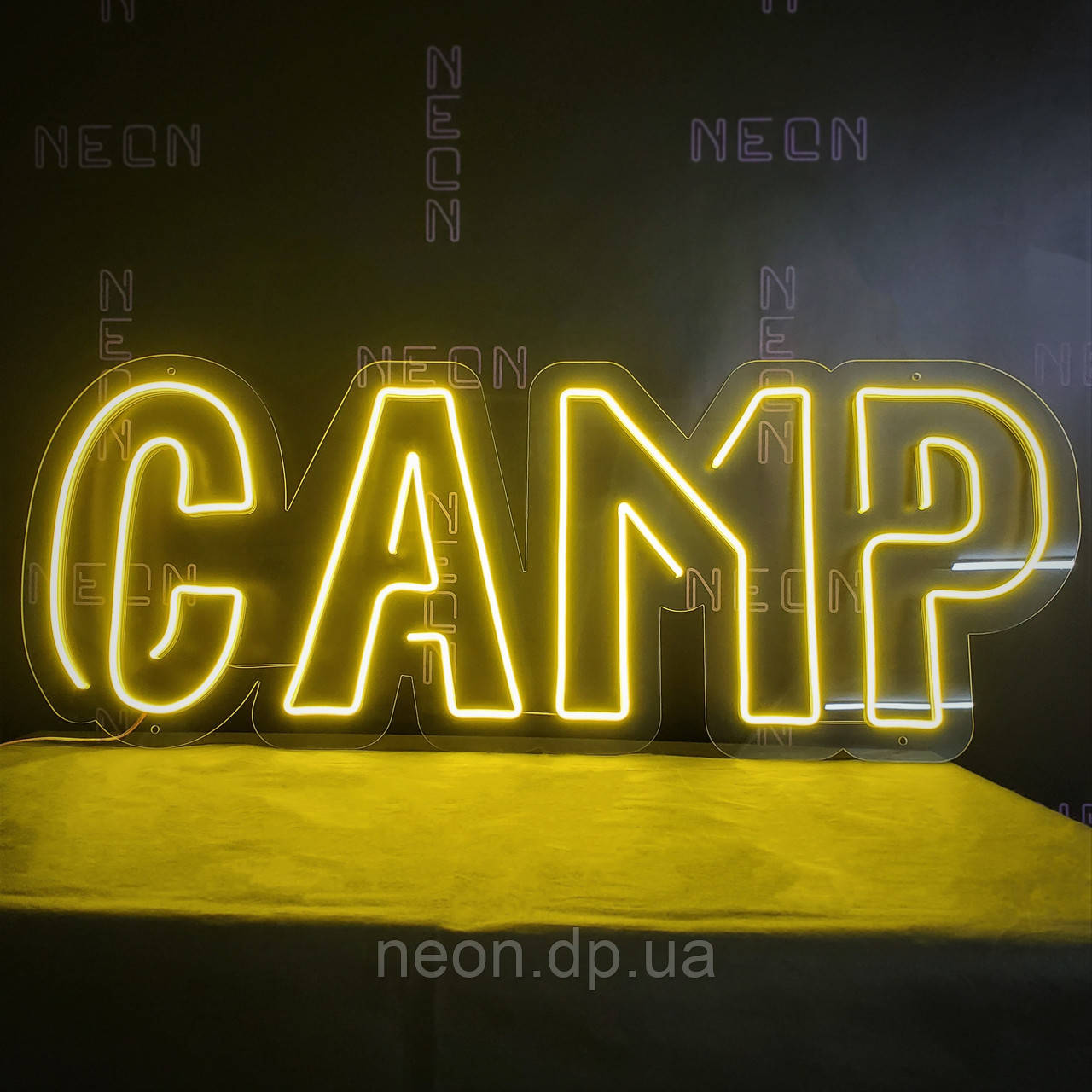 Неонова вивіска "Camp"