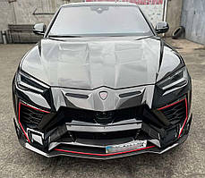 The carbon hood of the Urus Lamborghini.