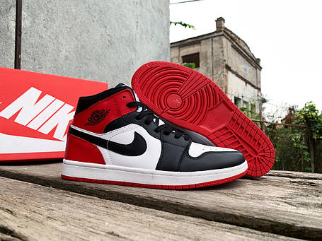 Кросівки чоловічі Nike Air Jordan 1 Retro High Black Red чорні з червоним, фото 1
