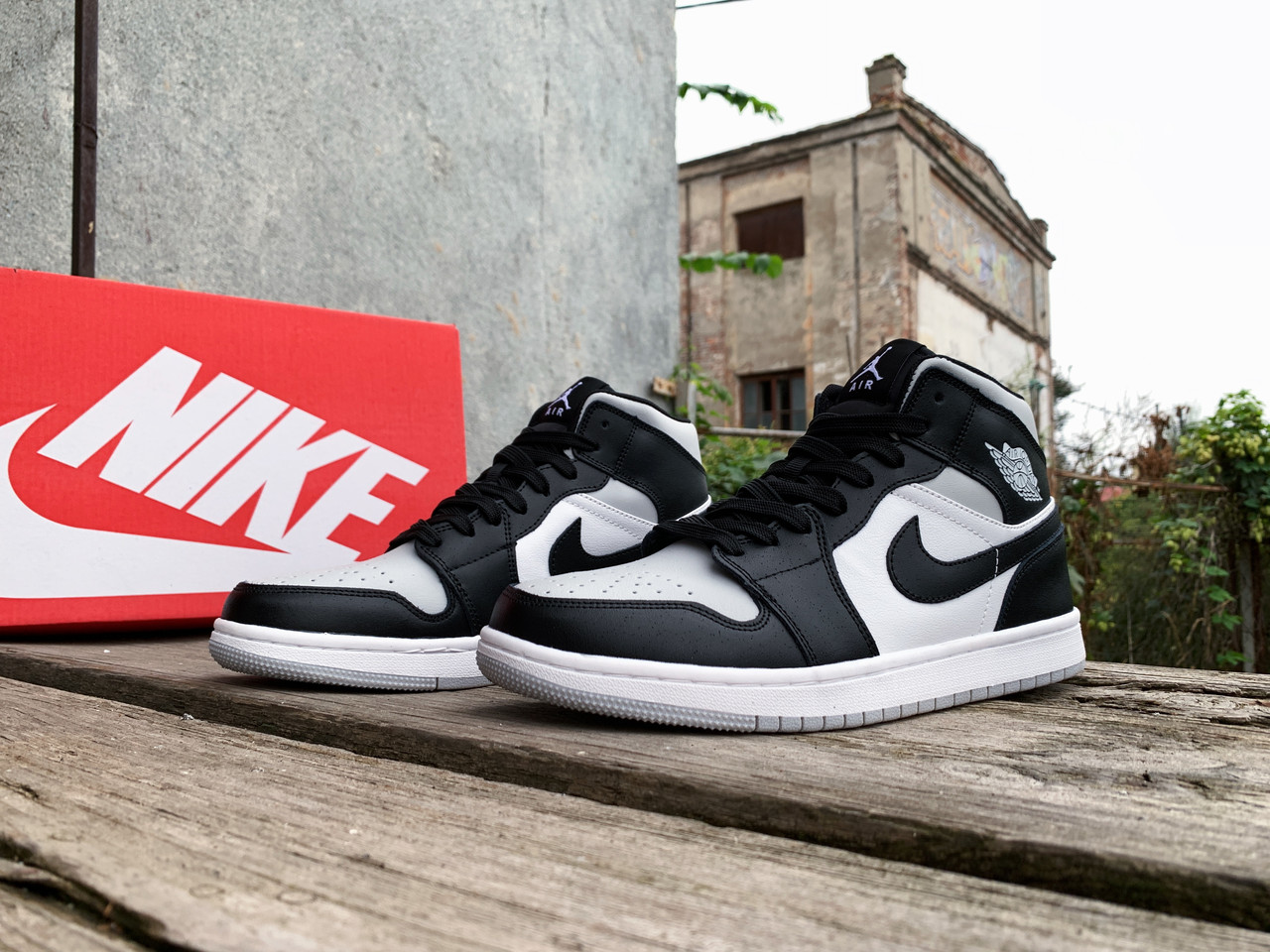 Black and sales white nike retro
