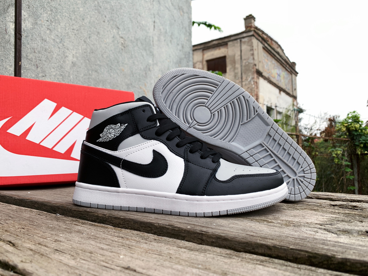 Кросівки чоловічі Nike Air Jordan 1 Retro High Black White чорні з білим