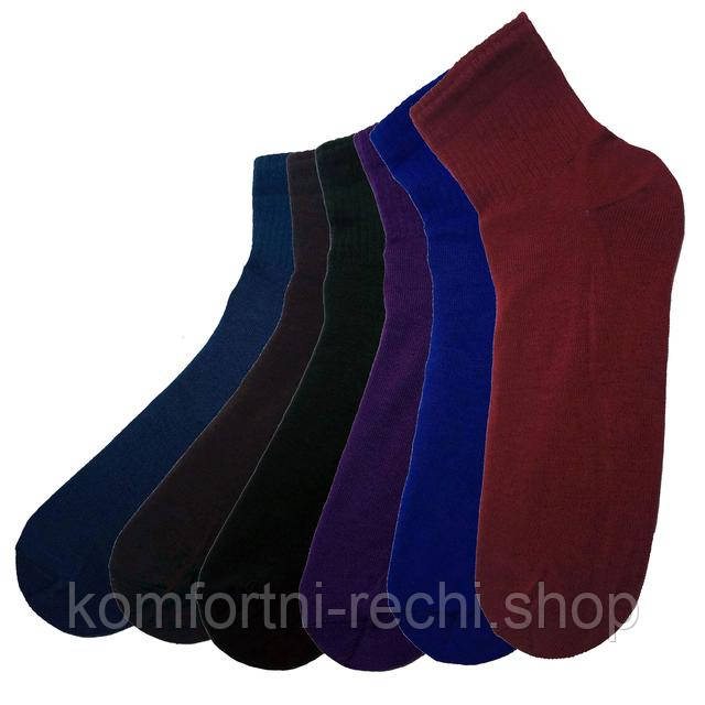 Шкарпетки чоловічі середні демісезонні різнокольорові модні бавовняні житомирські, подарунковий комплект для чоловіків, набір з 12 кольорових однотонних пар (Бордові, бірюзові, зелені, коричневі, сині, фіолетові), середньої довжини, перший сорт, розмір 25-27. Характеристики: тип – трикотажні; тип тканини – бавовна, різнобарвні однотонні; довжина виробу – 28 см; колір – різні кольори (асорті); кількість пар у наборі – 12; розмір шкарпеток - 25-27; склад – бавовна 75%, поліестер 22%, еластан 3%; гатунок: перший.