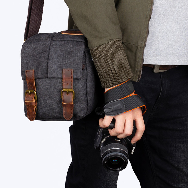 Фото чоловіка з сумкою для фотоапарата через плече