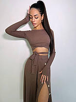 Костюм жіночий модний актуальні кольори топ з довгим рукавом та зав'язками на талії спідниця міді з розрізом Kb1428, фото 5