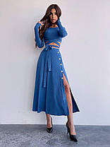 Костюм жіночий модний актуальні кольори топ з довгим рукавом та зав'язками на талії спідниця міді з розрізом Kb1428, фото 3