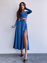 Костюм жіночий модний актуальні кольори топ з довгим рукавом та зав'язками на талії спідниця міді з розрізом Kb1428, фото 2