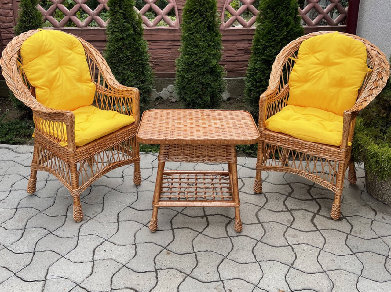 Набір плетених меблів із лози / із м’ягкими подушками .