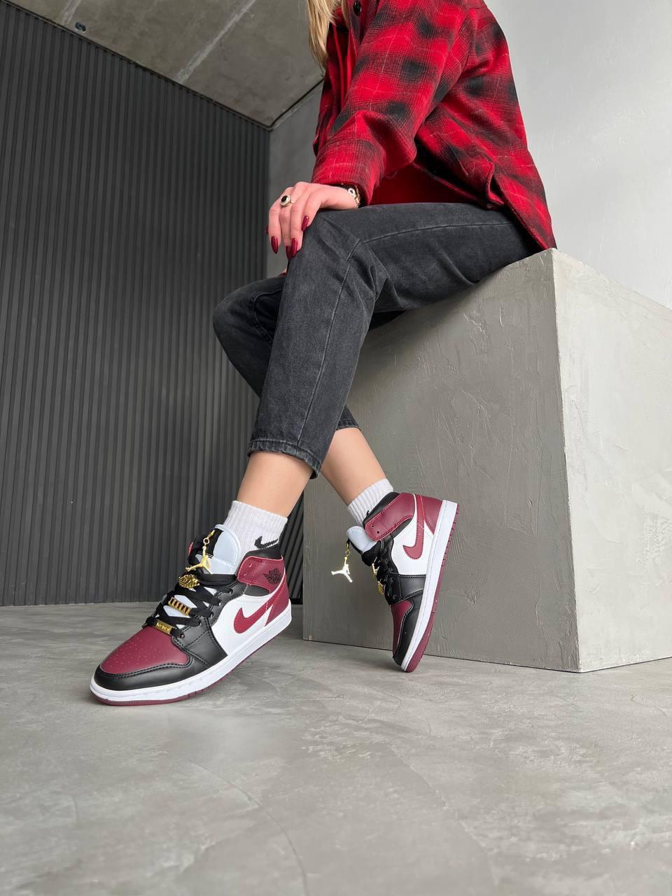 Женские кроссовки Nike Air Jordan 1 Mid Dark Red Gold (бордовые с белым и чёрным) высокие стильные кроссы топ 37 - фото 1 - id-p1681406887
