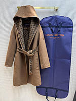Пальто из тёплой двухслойной шерсти Louis Vuitton модель в элегантной цветовой гамме.