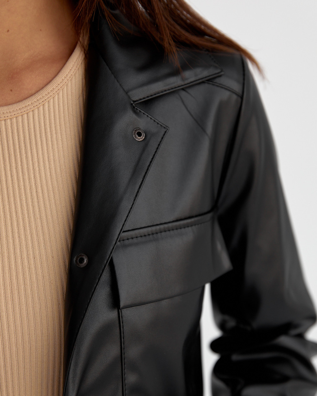 Кожаный женский пиджак черный цвет - фото 3 - id-p1682509017