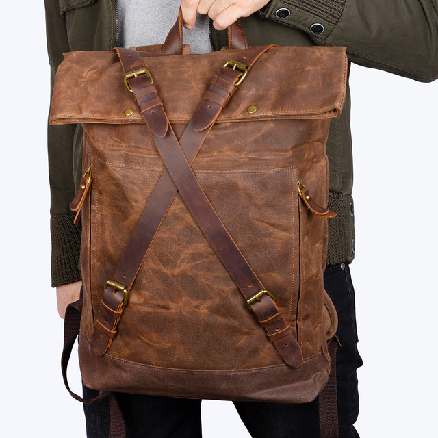 Фото чоловіка з вінтажним рюкзаком у руці