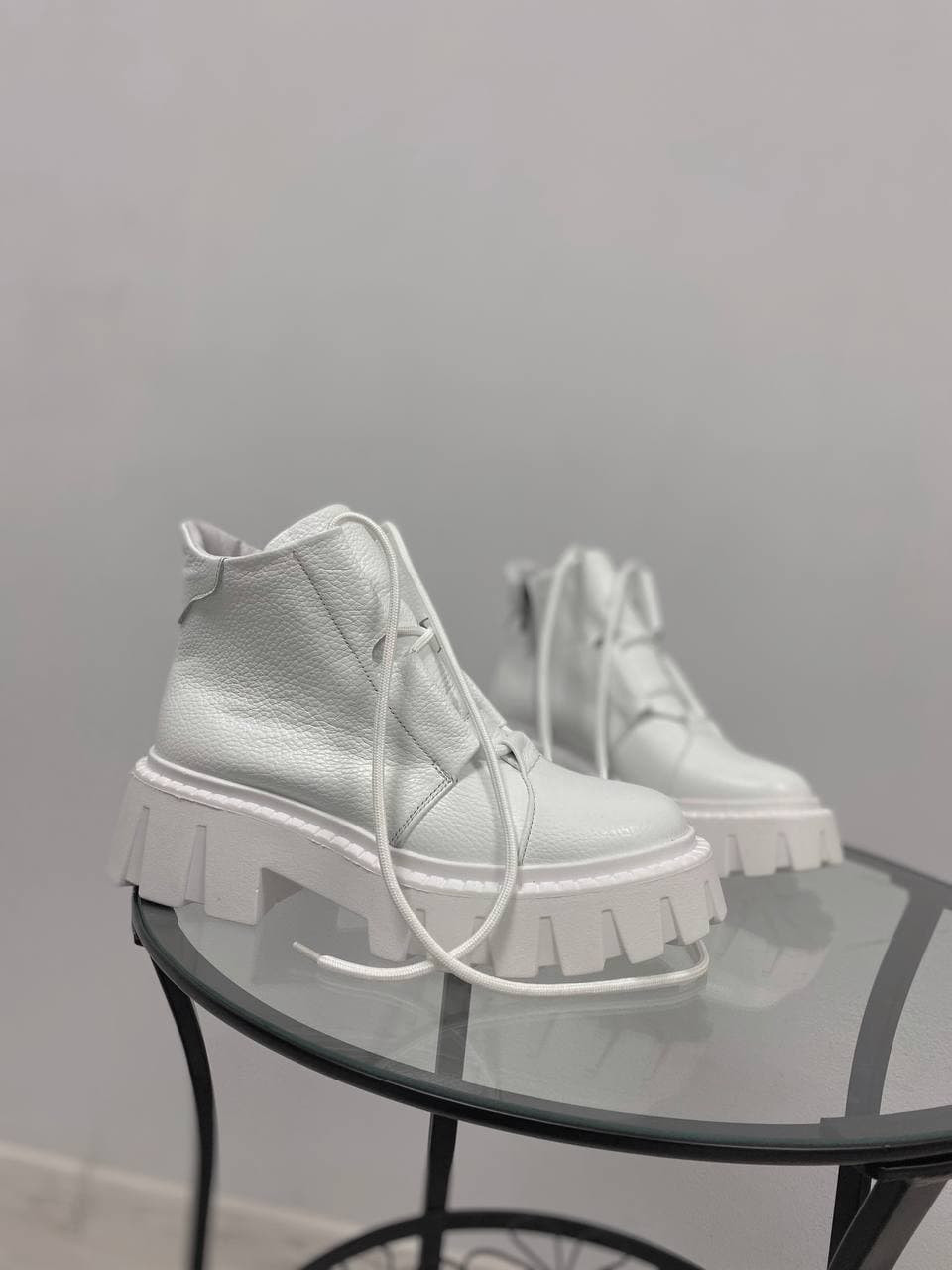 Стильні шкіряні білі черевики жіночі демісезон на модній підошві 39р