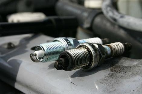 Перевірка та заміна свічок запалювання вантажних автомобілів