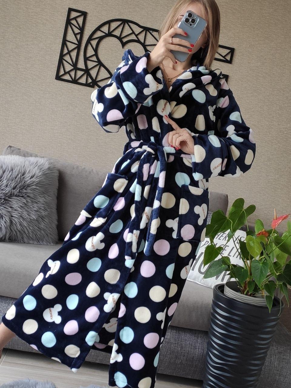 Гарний теплий жіночий довгий махровий халат у великий горох темно-синього кольору, фото 1