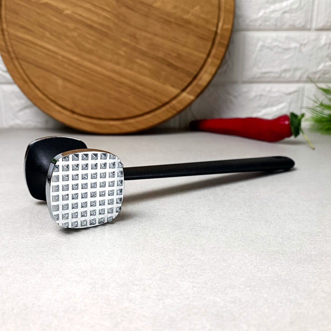 Чорний молоток для відбивання м'яса із сріблястими шипами