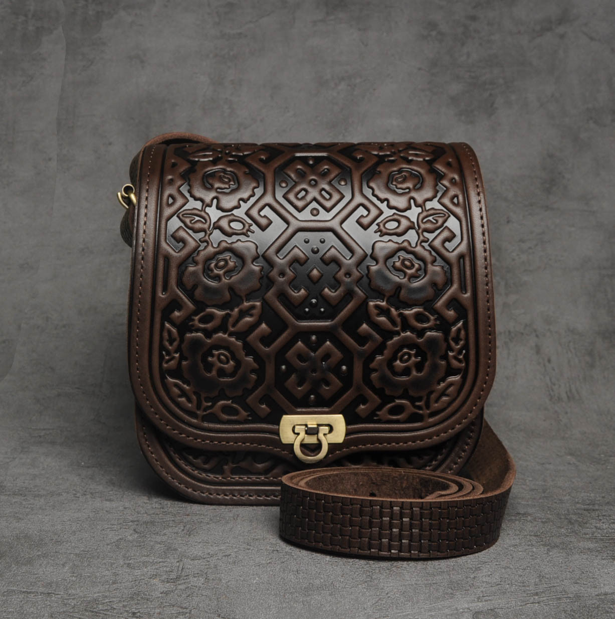Жіноча шкіряна сумка ручної роботи з тисненим орнаментом «Вишиванка», коричневого кольору, 20*21*9 см, фото 1