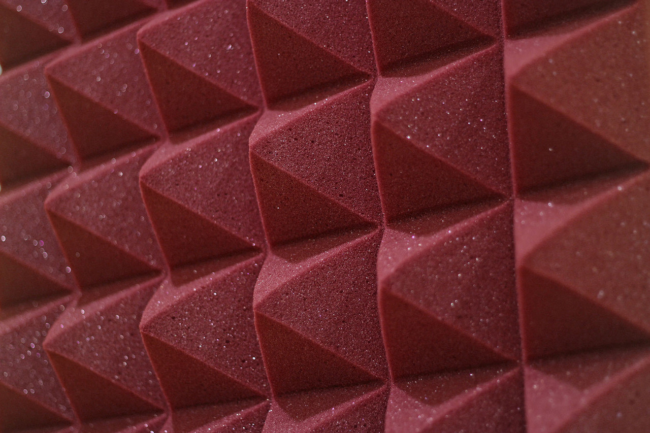 Панель Пирамида 600х600х100 мм из негорючего акустического поролона EchoFom Brilliance, бордовый - фото 3 - id-p1683474326