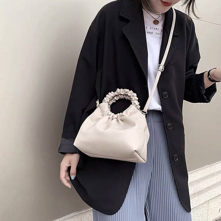 

Сумка зефирка вместительная трендовая пудровая и молочная, Бежевый