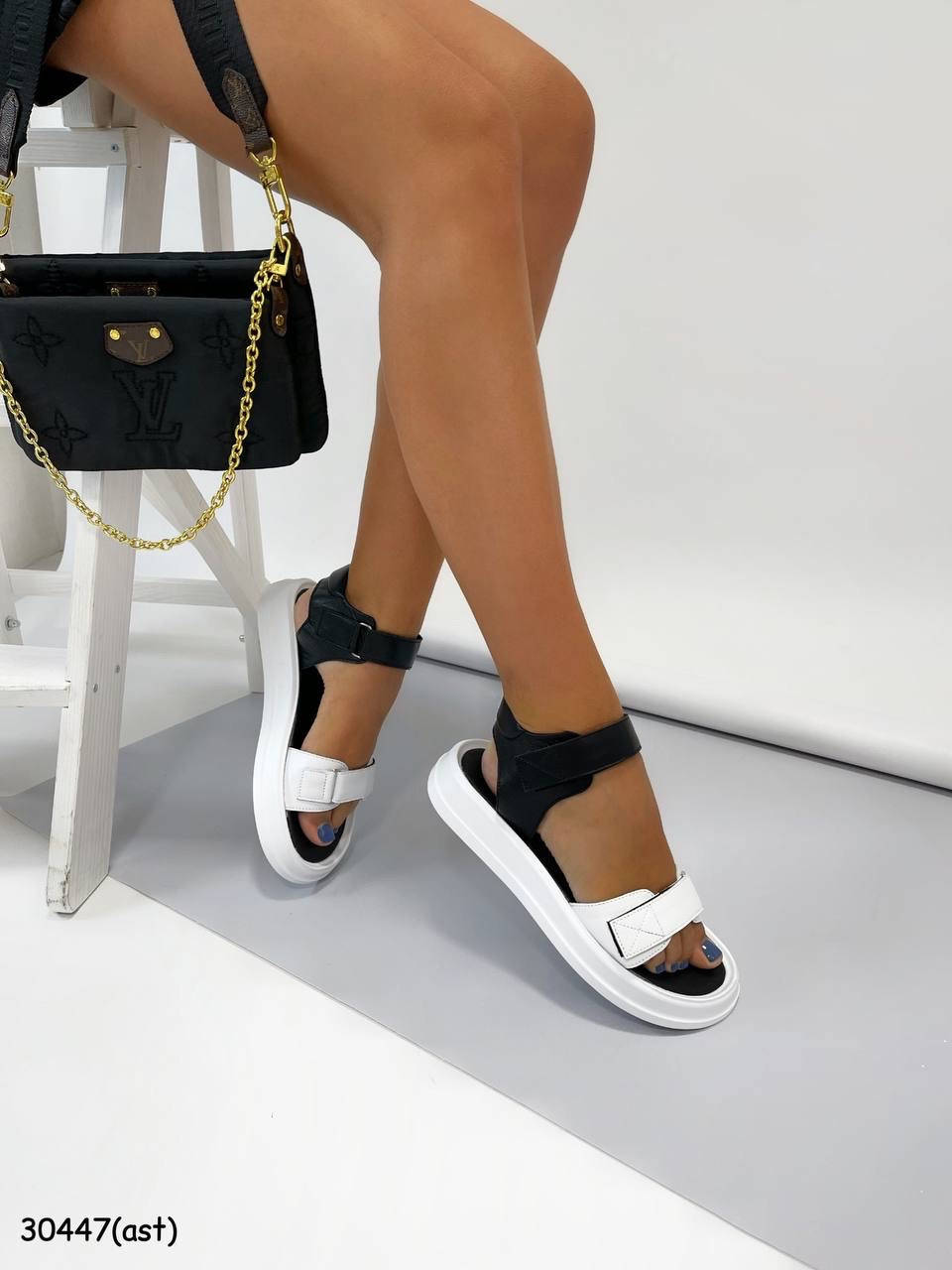 

Женские модные , стильные босоножки белые натуральная кожа на Платформе