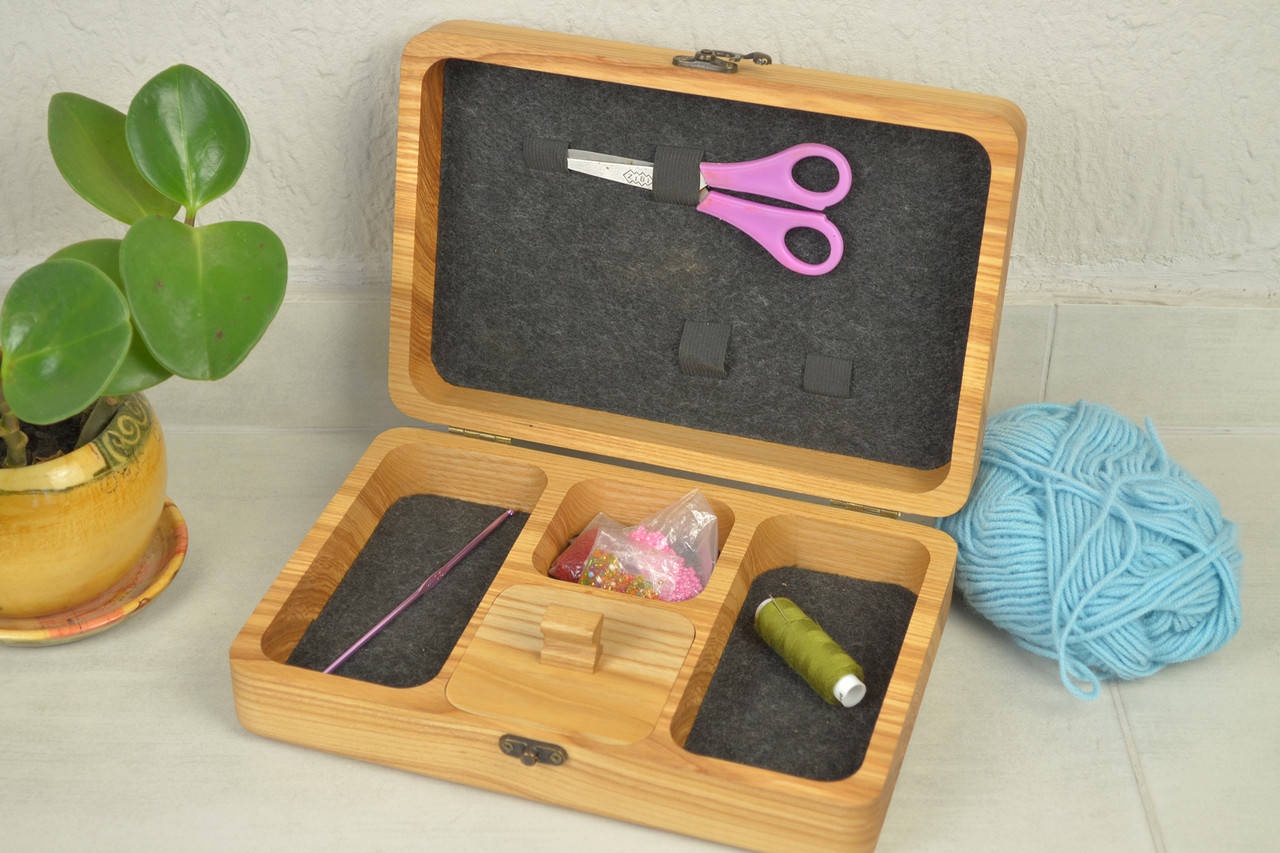 

Деревянная шкатулка для рукоделия с персональной гравировкой, Коричневый