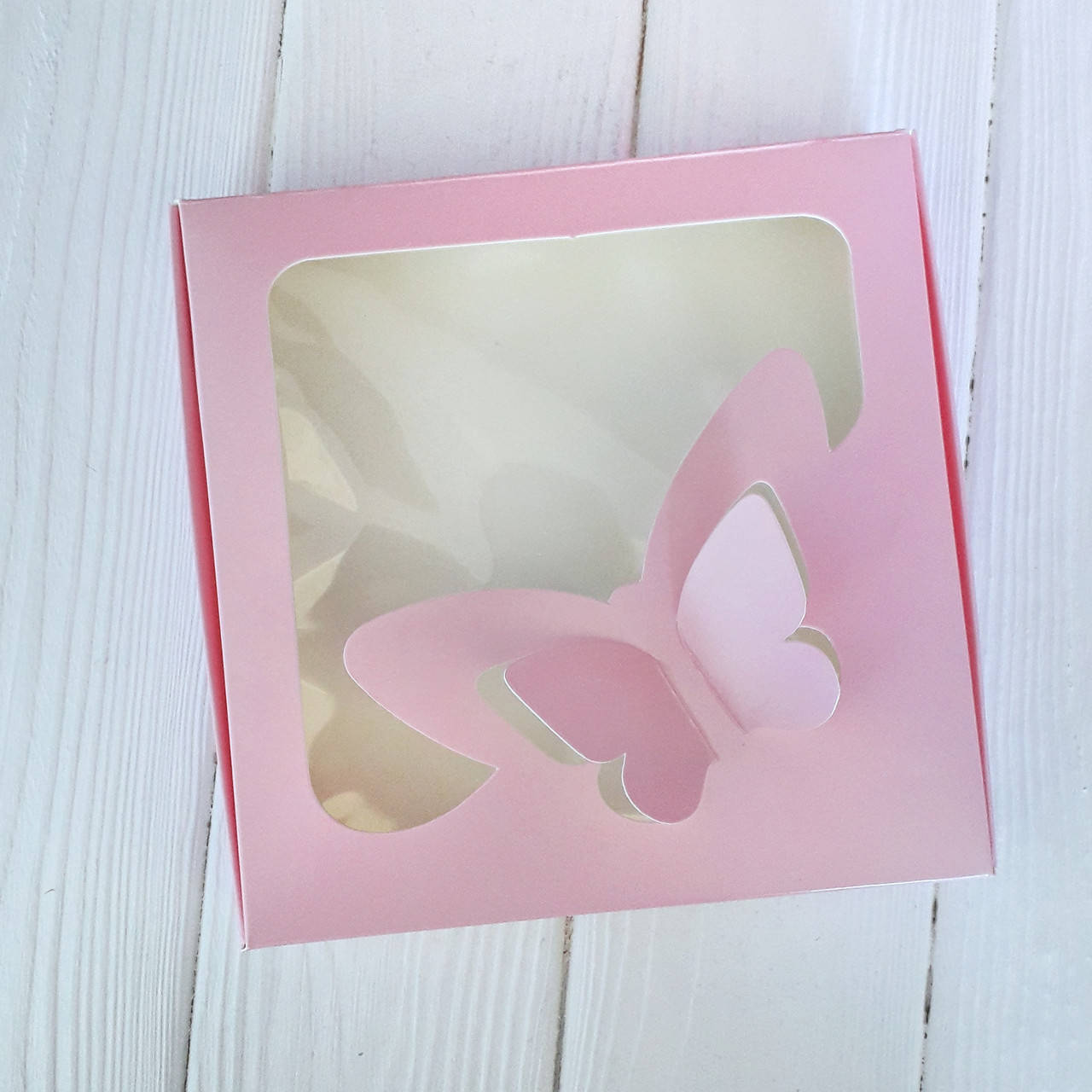 

Коробочка 15 × 15 см Розовая с окошком бабочка