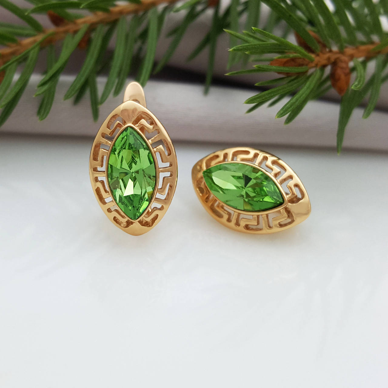 

Серьги Ромб, с греческим узором и зеленым Swarovski, англ.замок, медсталь Xuping,18К