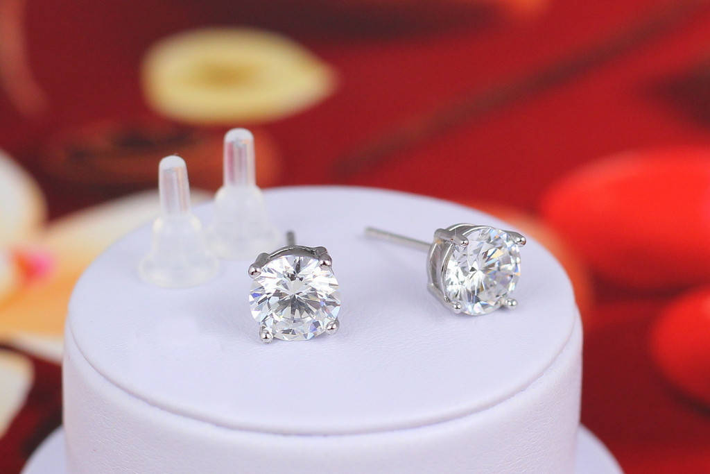 

Серьги гвоздики Xuping Jewelry с камнем на четыре крепления 7 мм серебристые