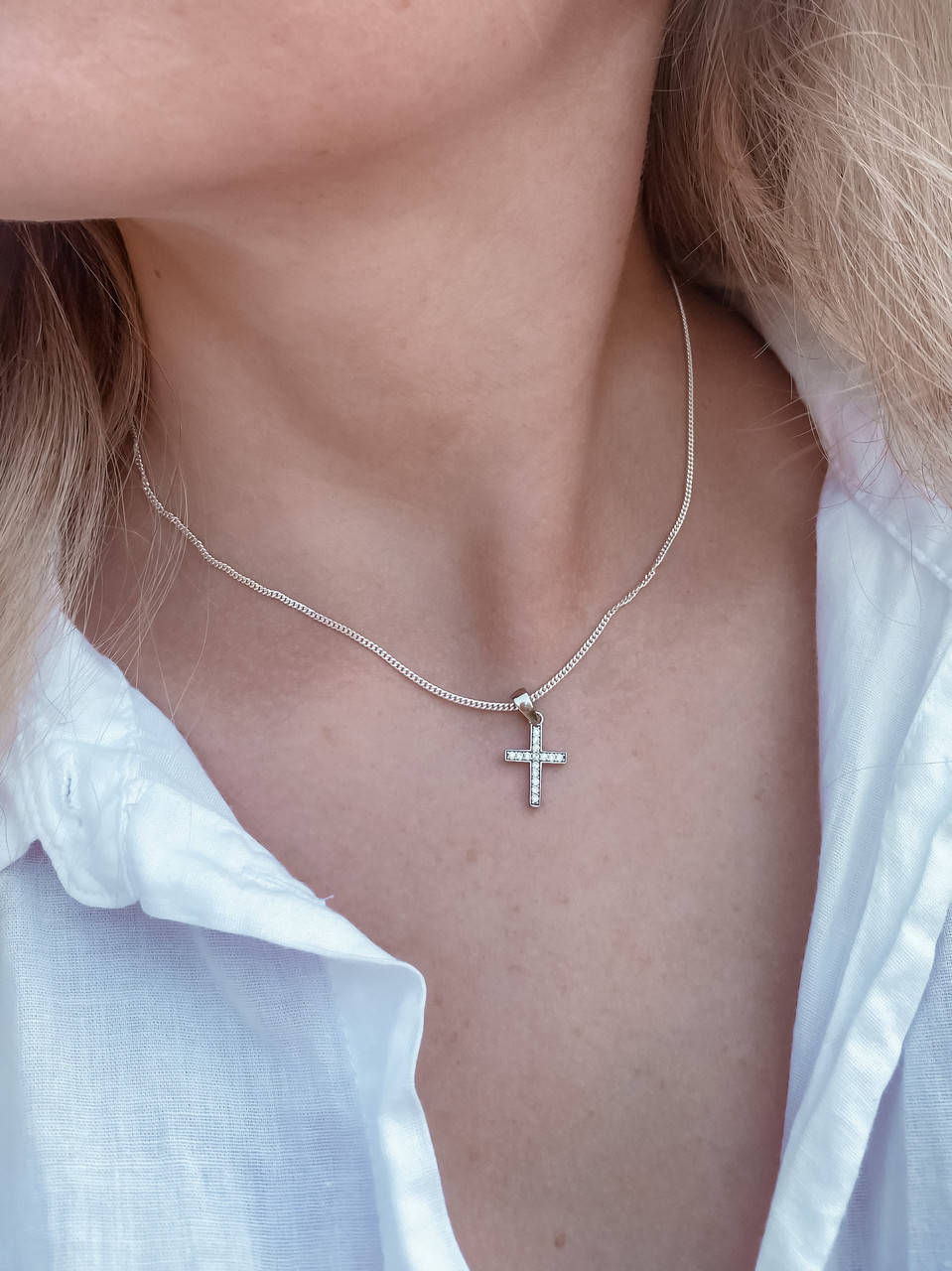 

Крестик серебряный с камнями женский маленький