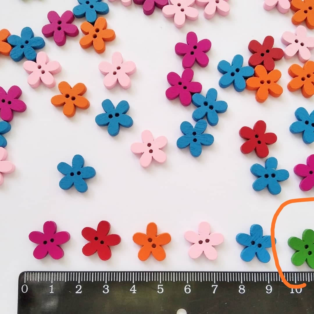 

Деревянная пуговица цветочек зеленая