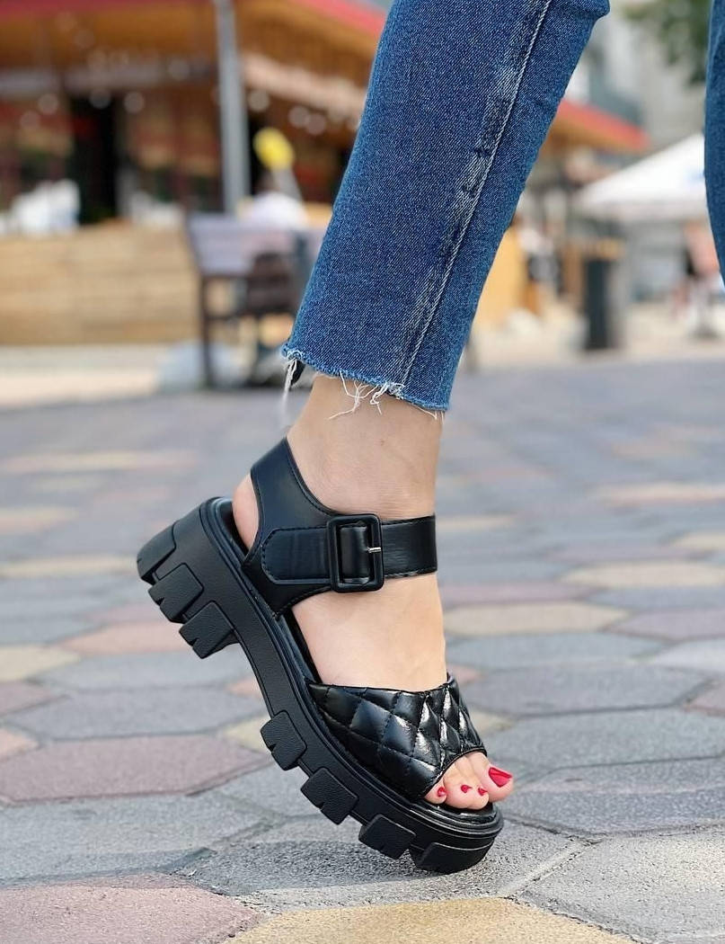 

Босоножки женские черные на тракторной подошве эко кожа