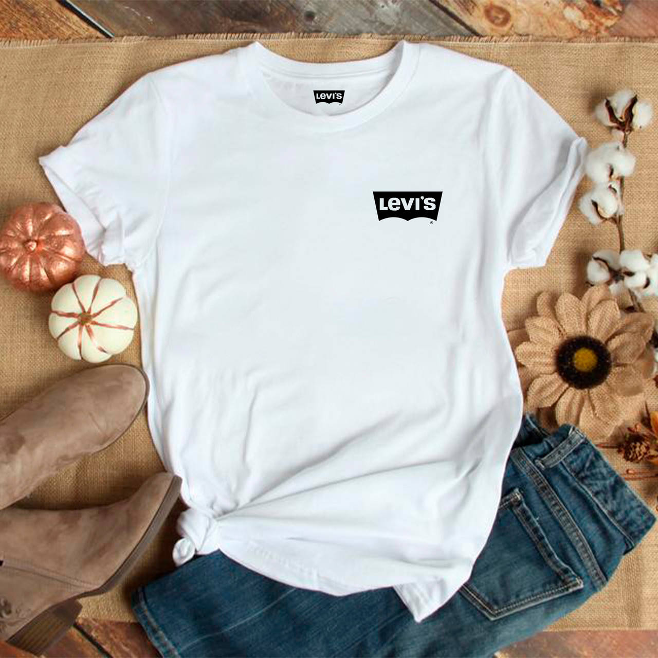 

Женская футболка Levis белая Левис, Белый