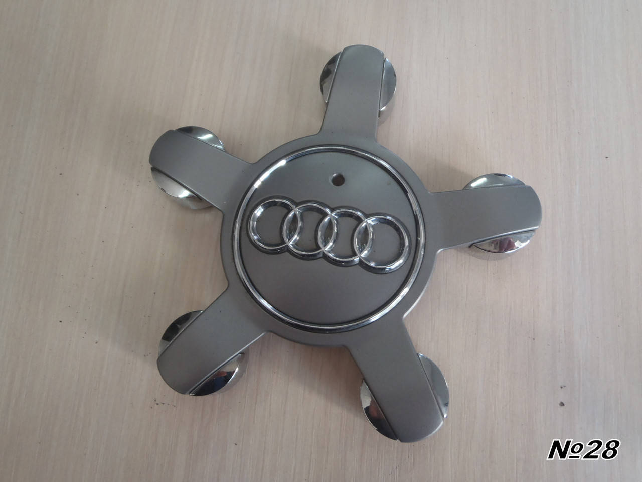 

Оригинальные колпачки в диски Audi/АудиQ5"звезда" 8R0 601 165 135/57/15мм