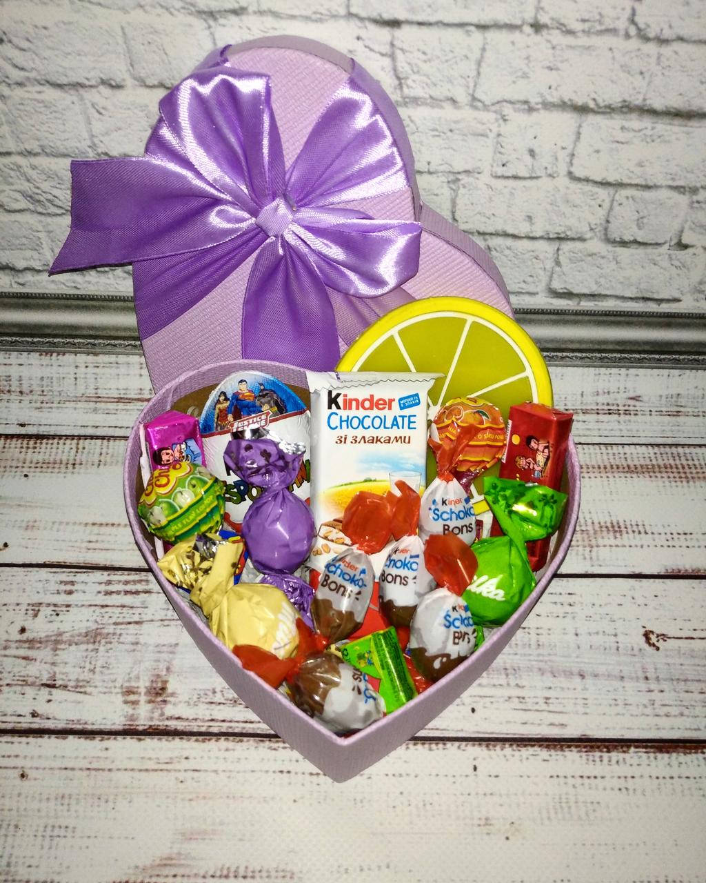 

Вкусный подарок для девушки со сладостями киндер