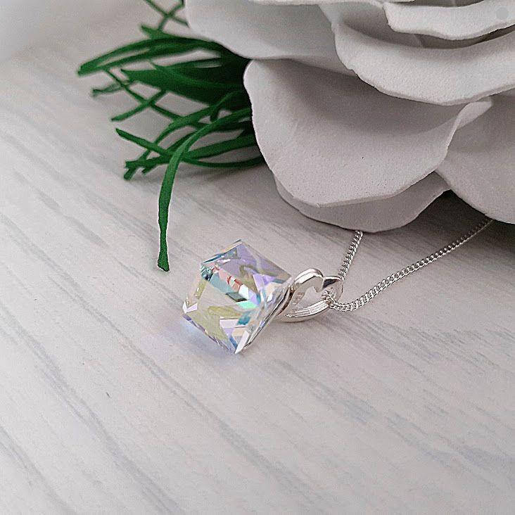 

Кулон с кубиком Swarovski (цена без цепочки)