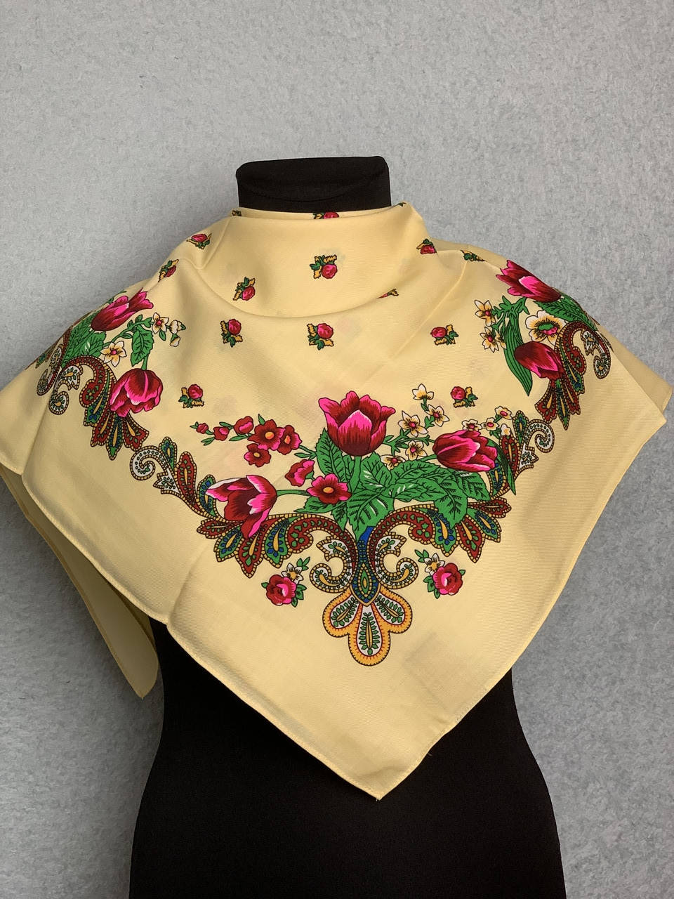 

Желтый шерстяной платок женский с народными орнаментами красных тульпанов, Япония