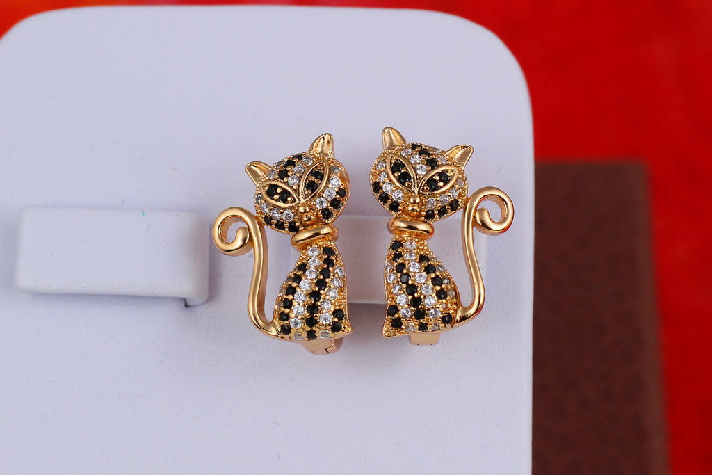 

Серьги Xuping Jewelry котики с черными и белыми камнями 1,8 см золотистые