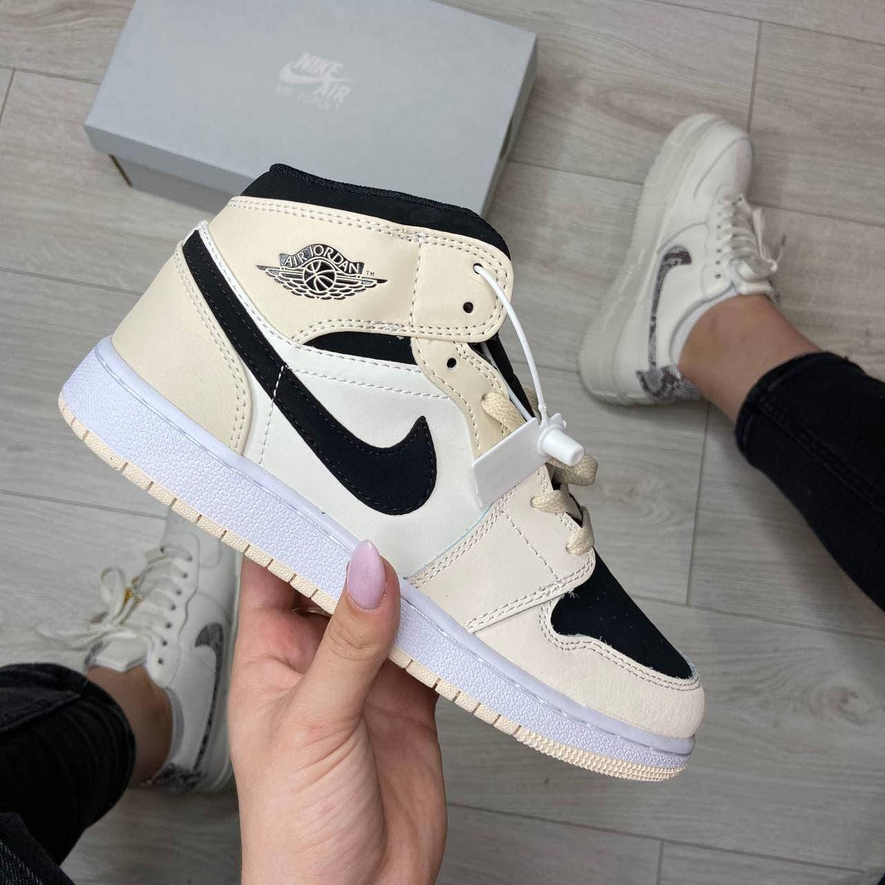 

Кроссовки женские Nike Air Jordan 1 Retro Beige\Black кеды повседневные кожанные найк аир джордан 1 ретро, Бежевый
