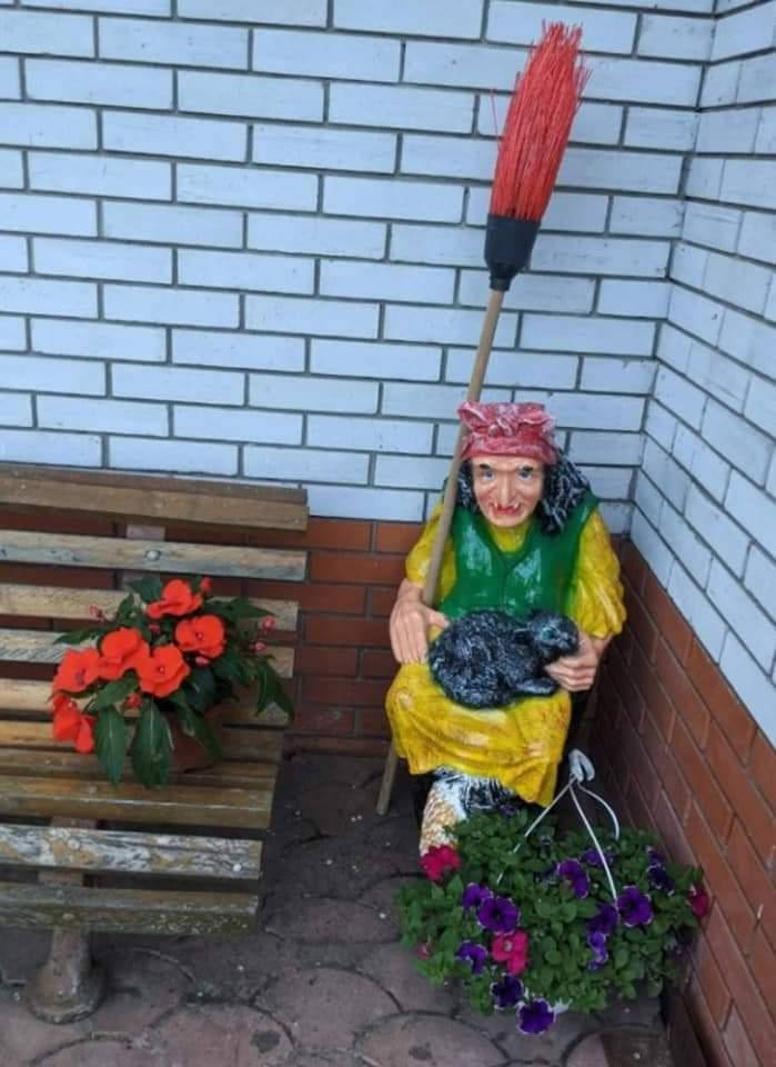 

Садова фігура Баба Яга