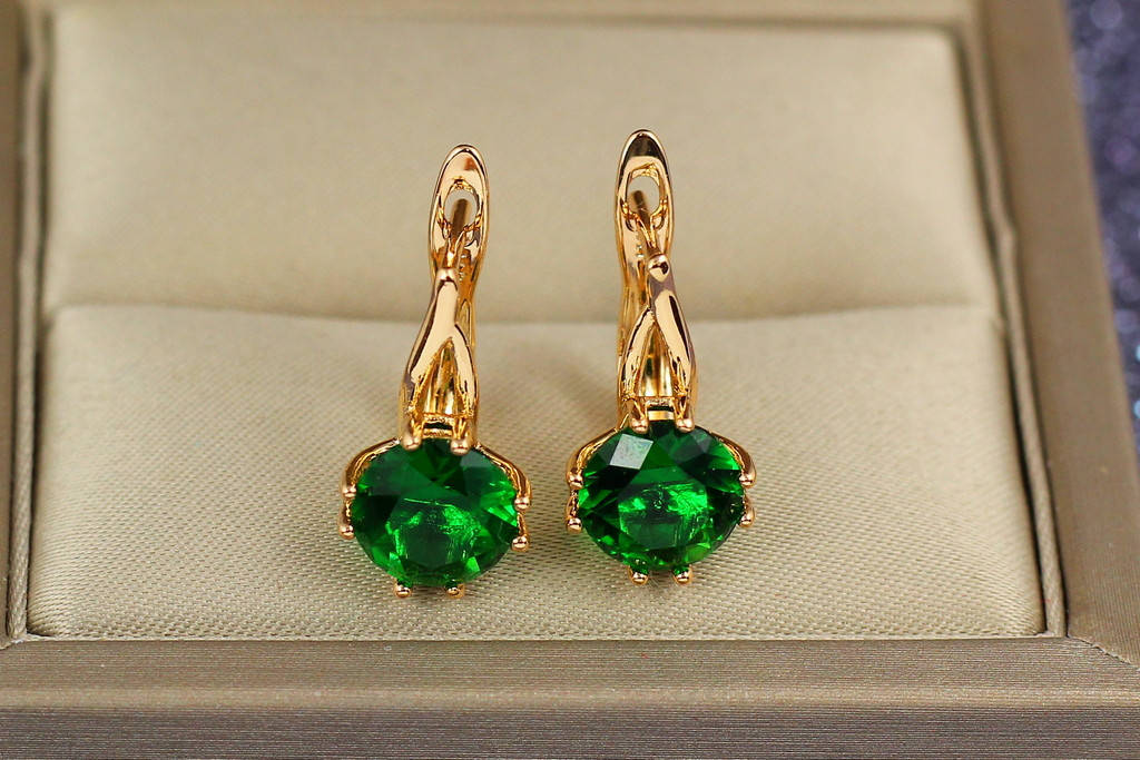 

Серьги Xuping Jewelry с зелеными камнями верхушка треугольник 1,6 см золотистые