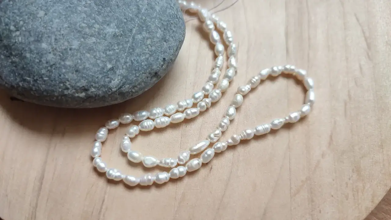 

Натуральні перлини 5*4мм (перлини на нитці)